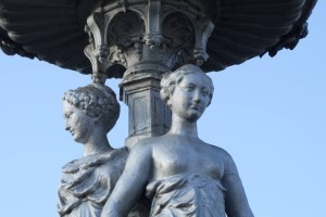 Фонтан Три грации, Червоное